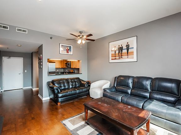 4th image of 100 N Hermitage Ave Unit 910