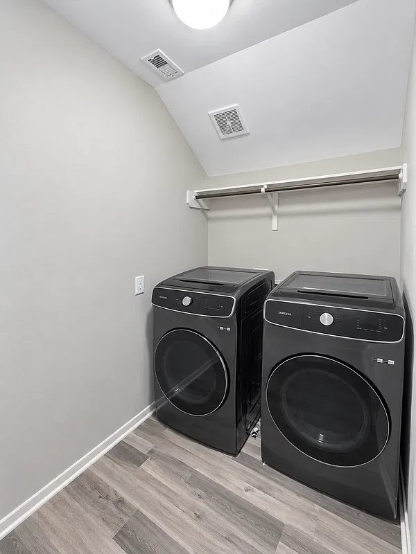 4 bed, 2.5 bath, 2437 sqft, $2,300 — Photo 4