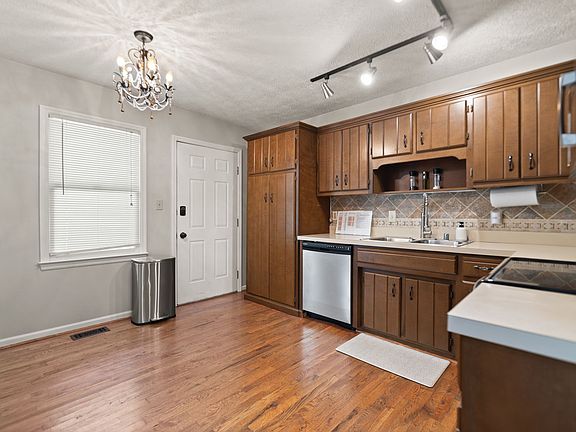 5th image of 285 Rosemont Gdn APT C