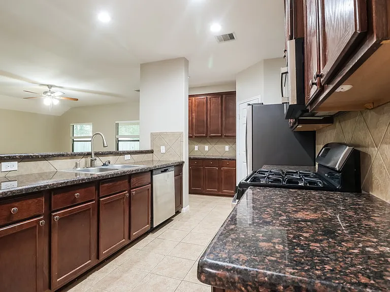 2815 Lexington Park Dr — Photo 7