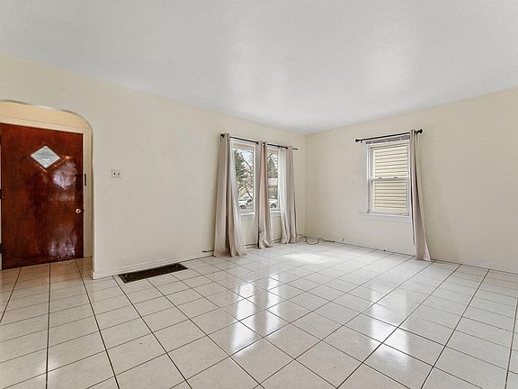 3rd image of 2614 Marion St