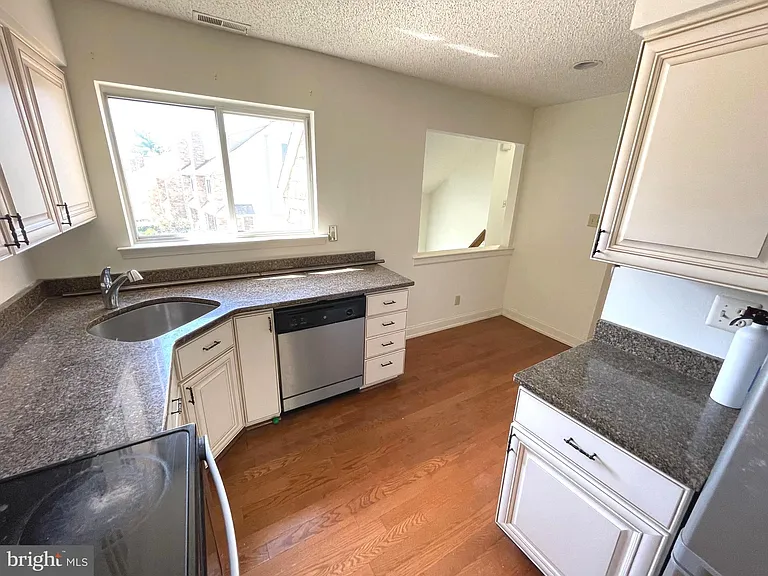 245 Carriage Ct #245 — Photo 8