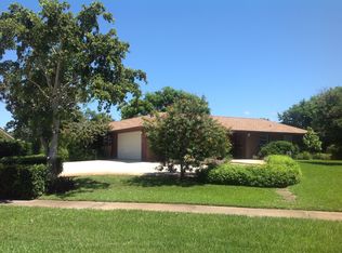 820 Country Club Dr, North Palm Beach, FL 33408