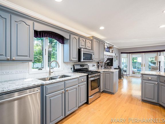 5th image of 6689 Knollview Dr
