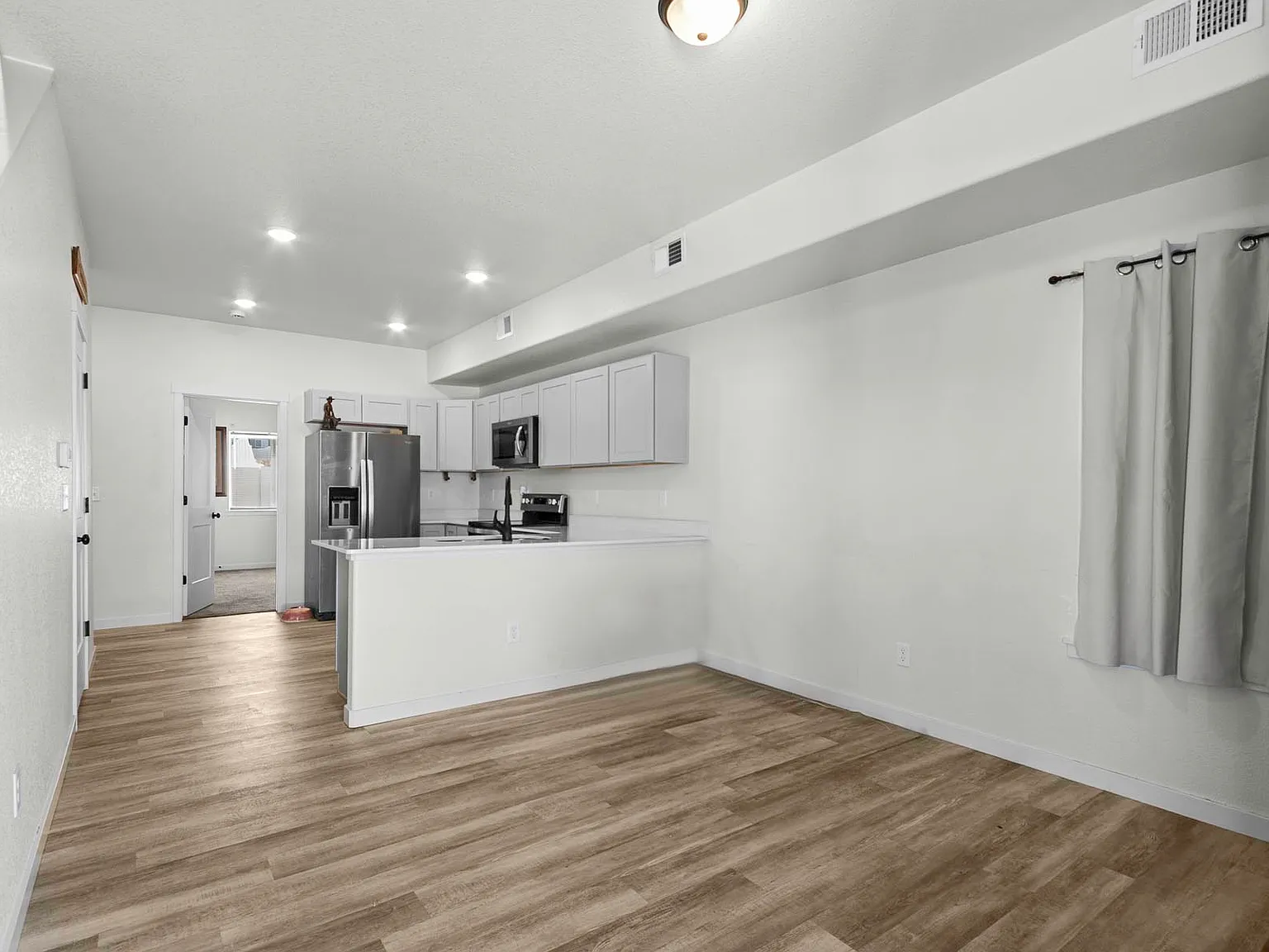 3 bed, 1216 sqft, $2,200 — Photo 3
