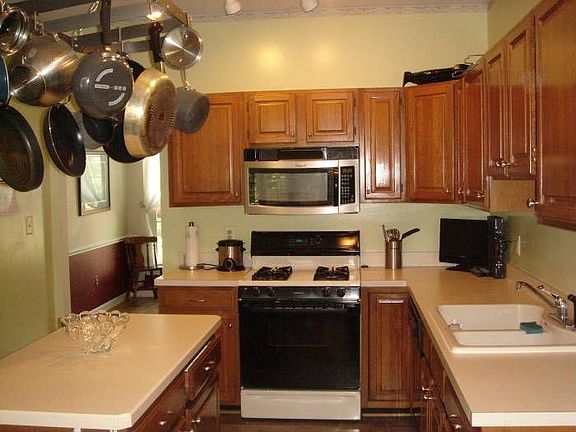 Spacious Country Kitchen
