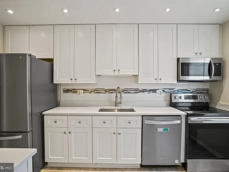 1141 N Vernon St — Photo 10