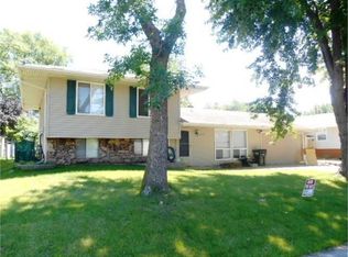 5733 Oakbrook Rd, Davenport, IA 52806