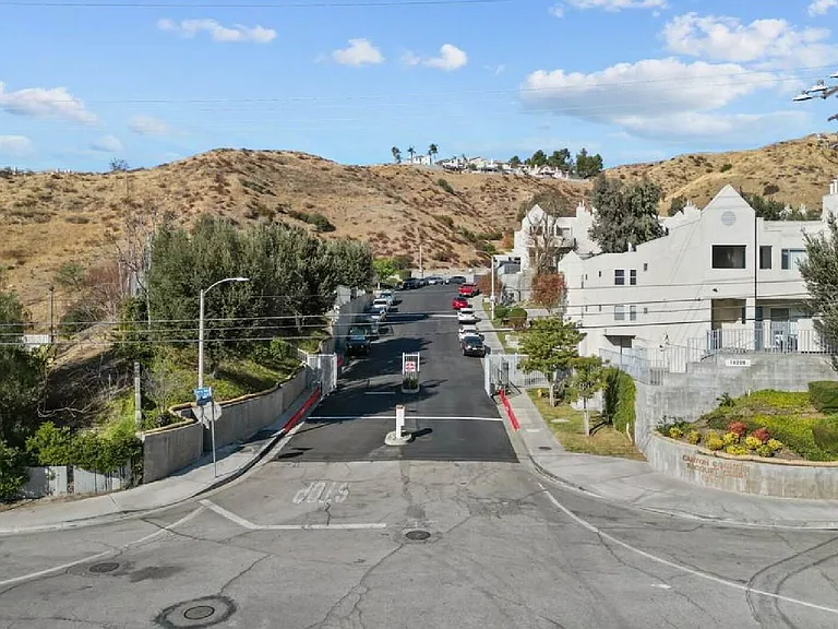 18209 Sierra Hwy — Photo 20