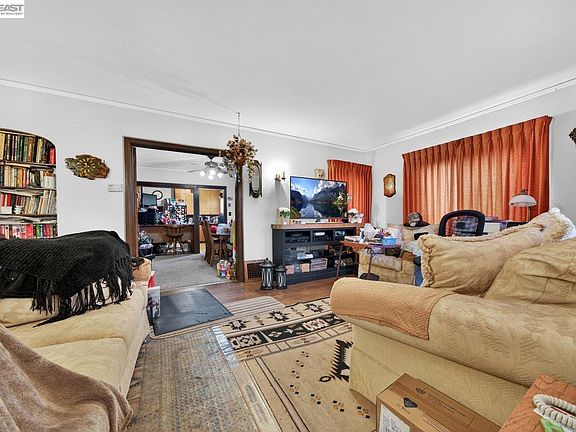 4th image of 940 Delaware St