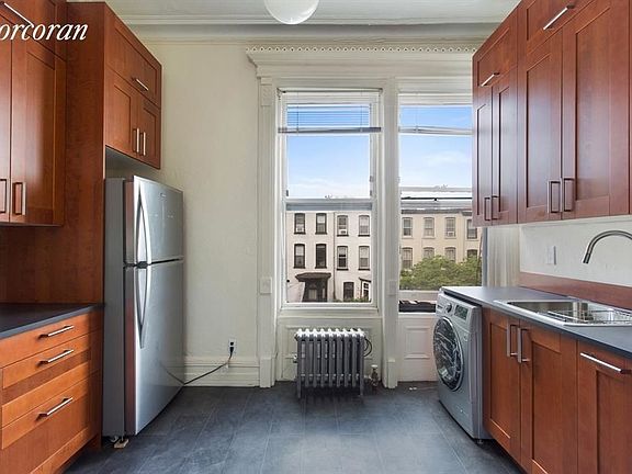 3rd image of 256 Garfield Pl #3