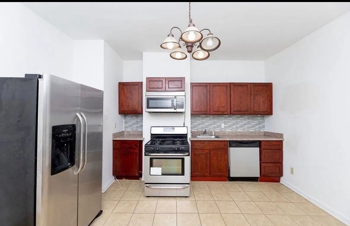 3 bed, 1000 sqft, $2,350 — Photo 3