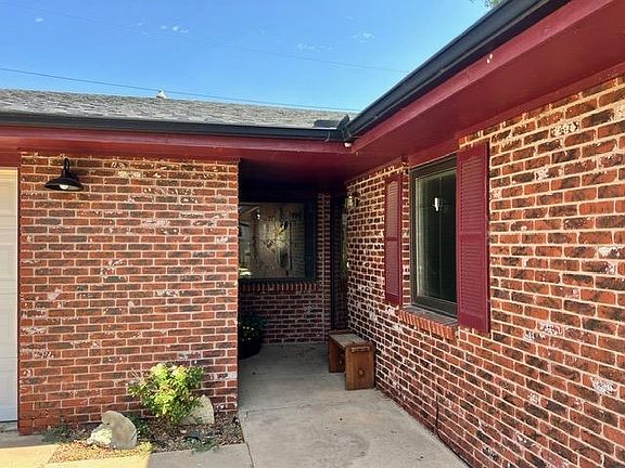2nd image of 420 Lilac Dr