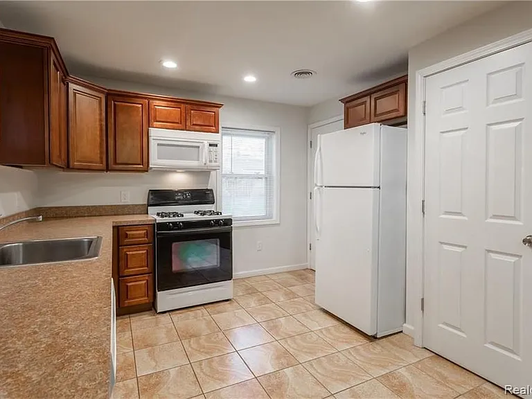 31733 Kathryn St — Photo 12