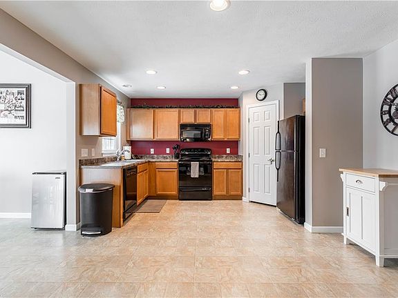 5th image of 8802 Kelly Ln