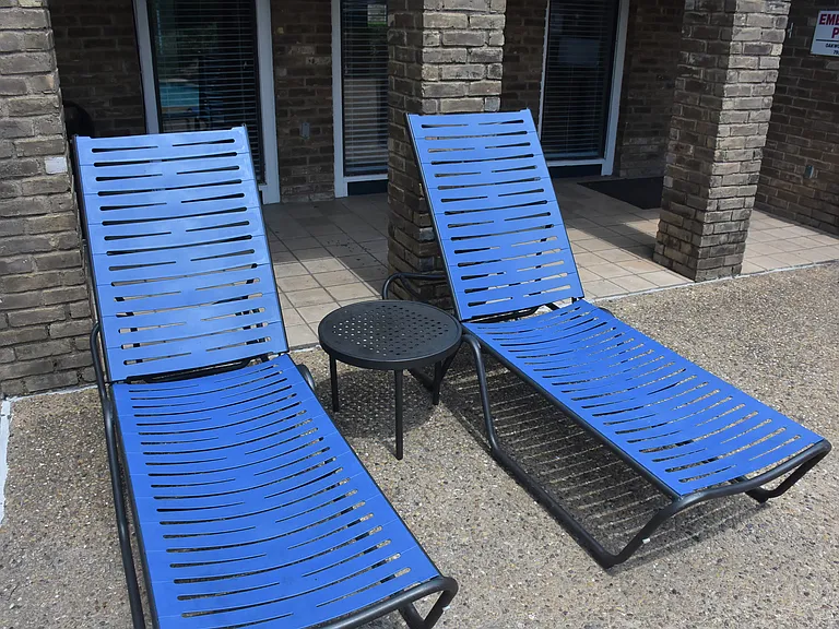 Oakwood Creek Apartments pool lounge chairs
