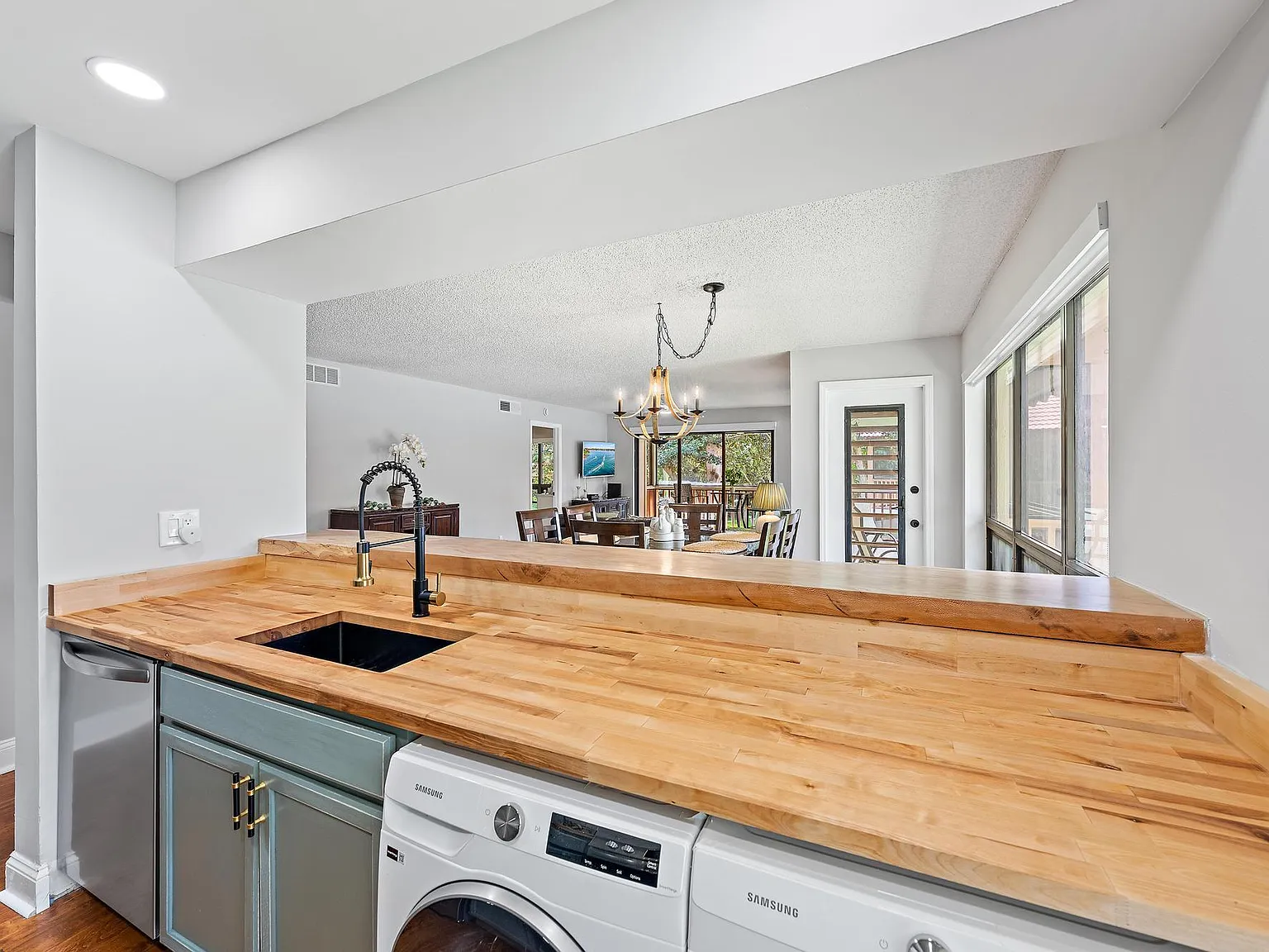 2 bed, 2.0 bath, 1366 sqft, $8,500 — Photo 3