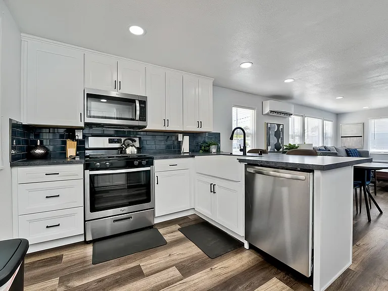 6830 Tower St — Photo 11