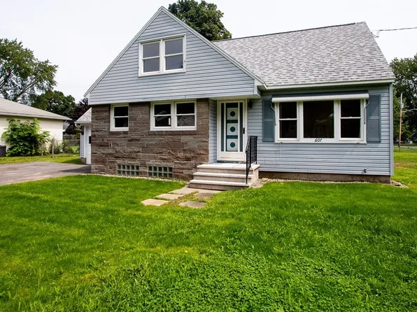 607 Forest Dr, North Syracuse, NY 13212