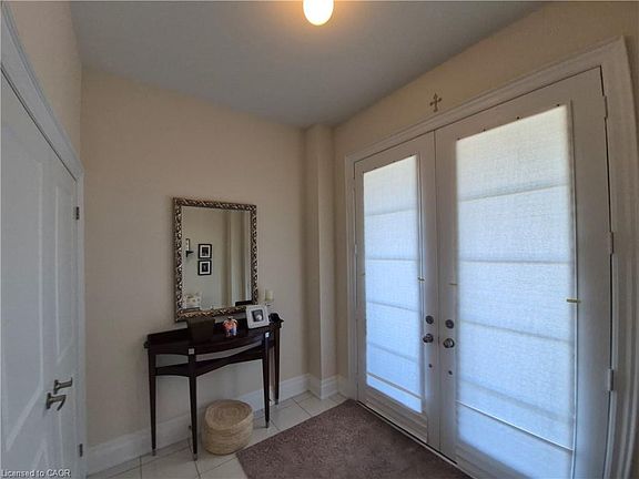 3rd image of 610 Sweetwater Cres