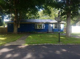 7 White Oak St, Middle Island, NY