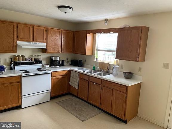 4th image of 310 Barrington Ln