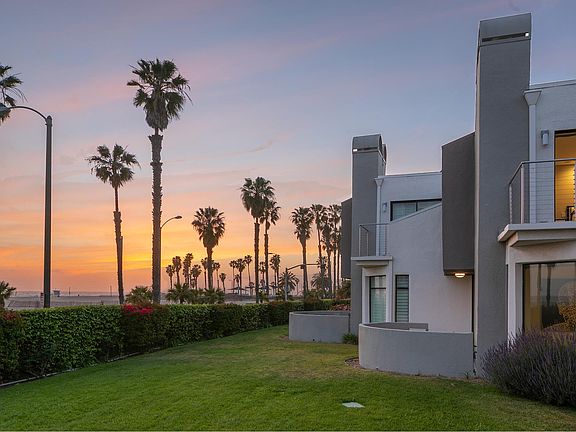 3rd image of 21 Sea Colony Dr