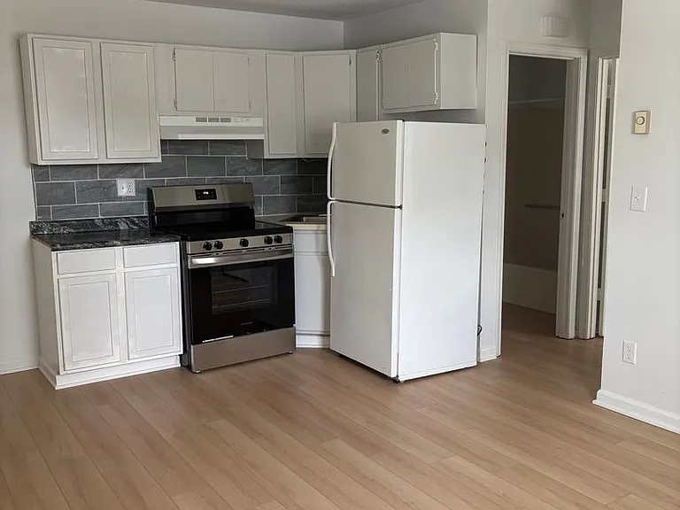 2225 S Hoyt Ave — Photo 2
