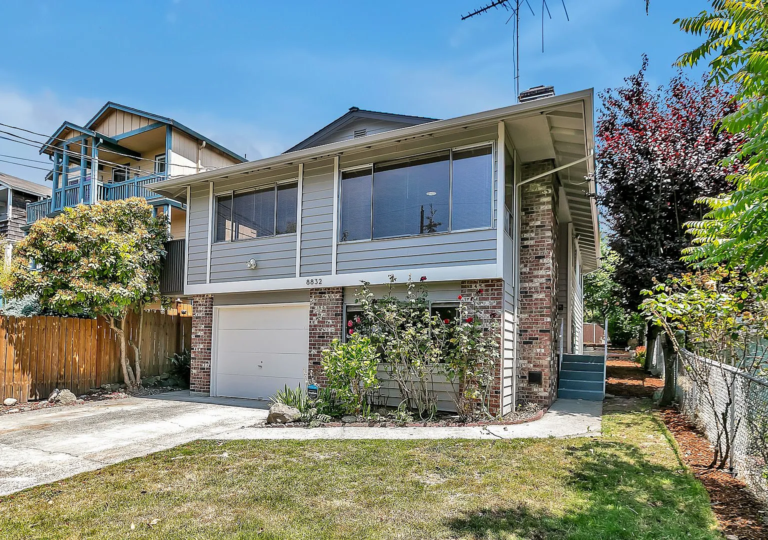 Fully Renovated 3BD Upper Duplex with Garage & Garden in West Seattle — Photo 2