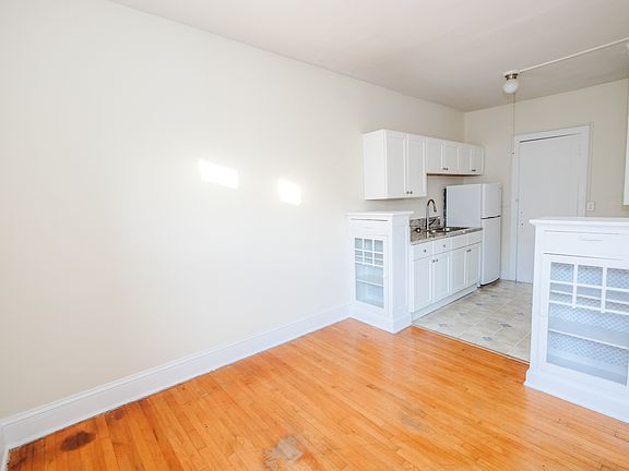 5th image of 2886 James Ave S APT 303