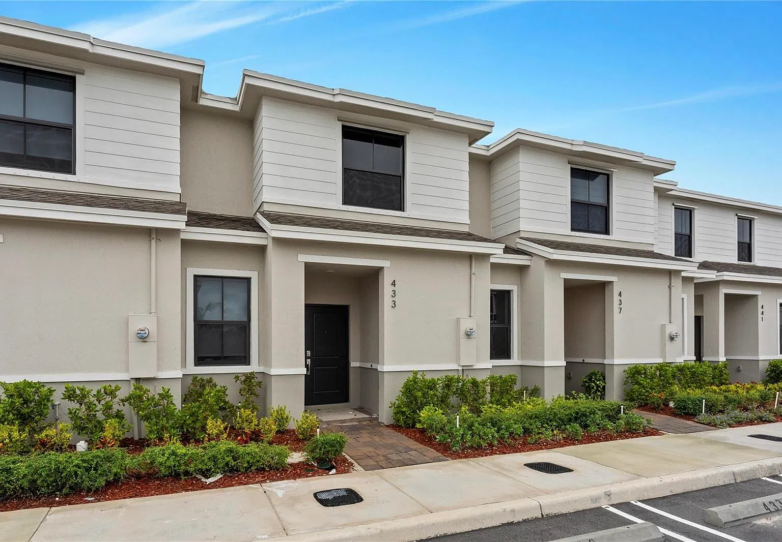 3 bed, 1380 sqft, $2,500 — Photo 1
