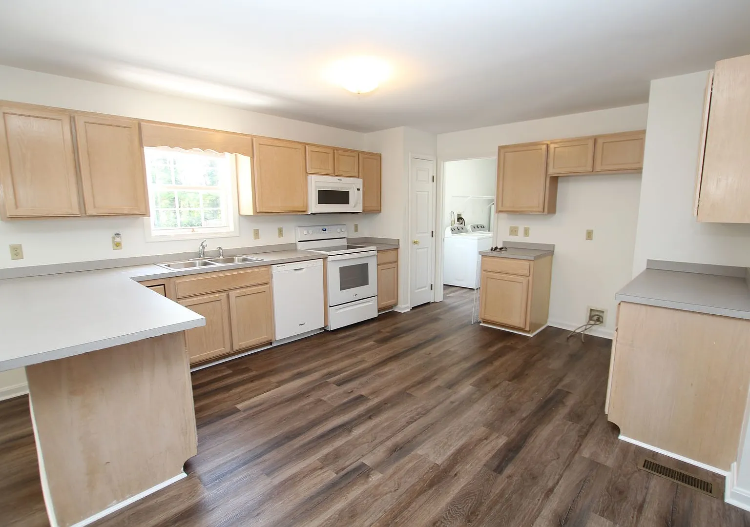 Spacious Four-Bedroom Home on a Quiet Street In Milton. — Photo 4