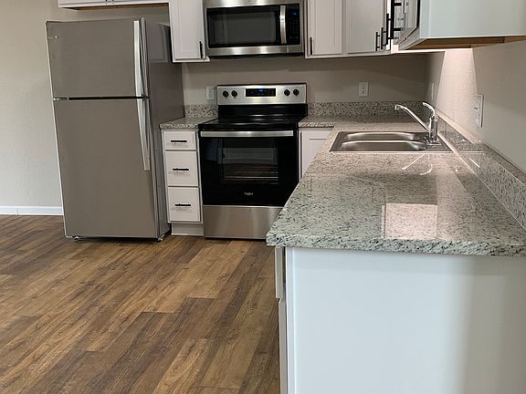 4th image of 929 Balsam St #967