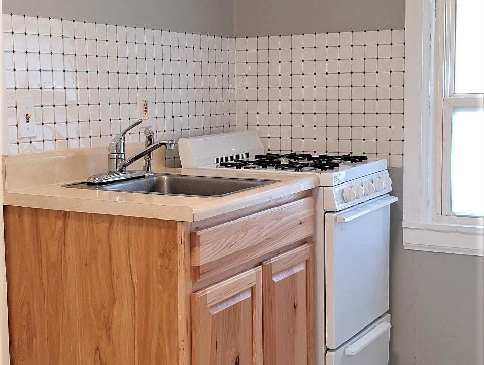 2nd image of 1020 S Pleasant St APT A