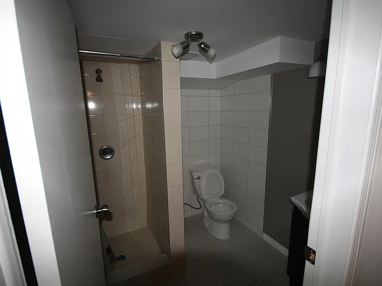 1098 Main St W #4 — Photo 8