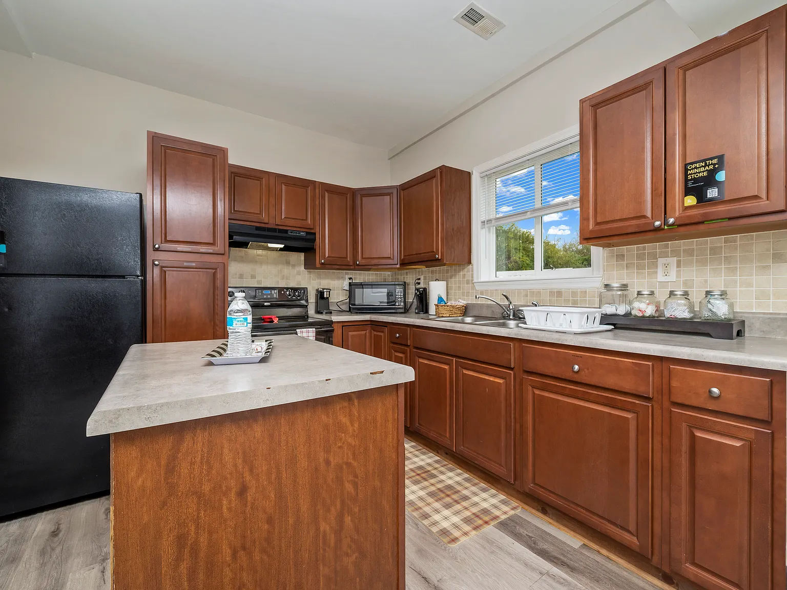 3 bed, 1.5 bath, 1150 sqft, $1,950 — Photo 2