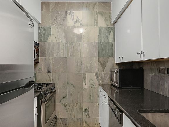5th image of 100 W 57th St APT 15N