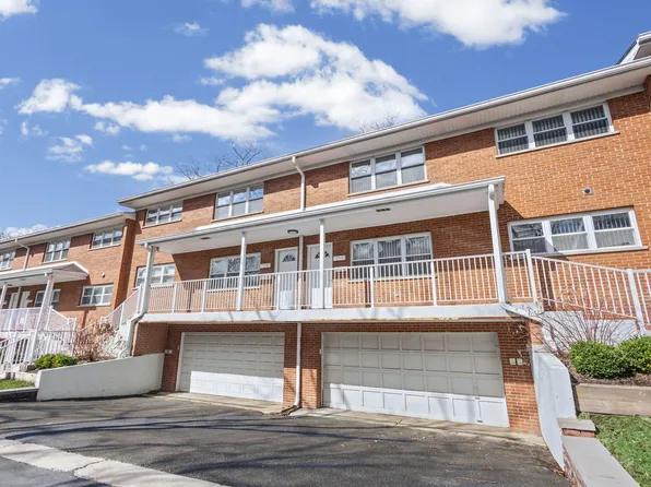 169 E Palatine Rd, Inverness, IL 60067