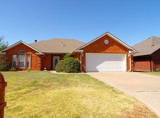405 SE Lancelot Ln, Lawton, OK 73501