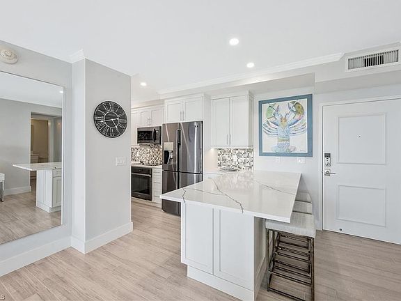 5th image of 140 Seaview CT N #1404