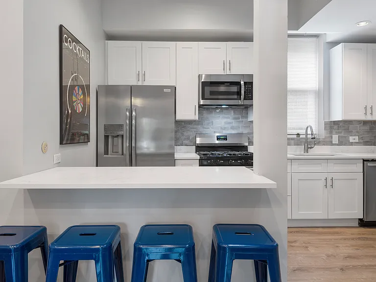 419 W Oakdale Ave #CH — Photo 2