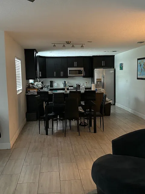 1 bed, 2400 sqft, $1,000 — Photo 4
