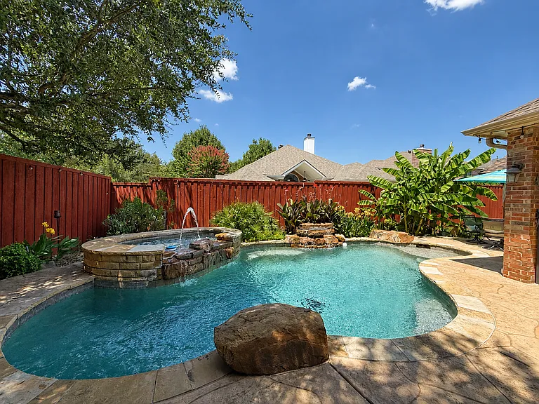 1740 Forest Glen Dr — Photo 1