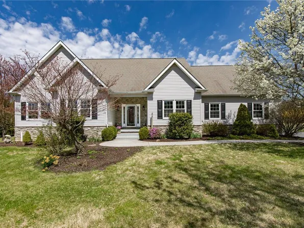 20 Woodland Cir, Hellertown, PA 18055