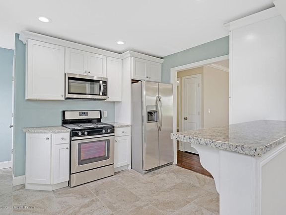 3rd image of 114 Arrowhead Park Dr