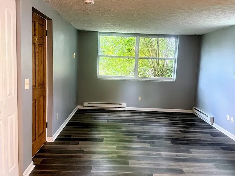 115 Hillcrest Ave NW — Photo 2