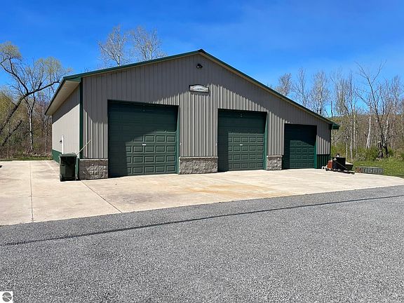 2nd image of 2376 River Rd