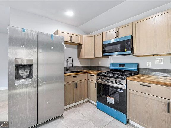 5th image of 416 Turnberry St
