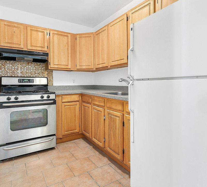 1st image of 118 Putnam Ave #2