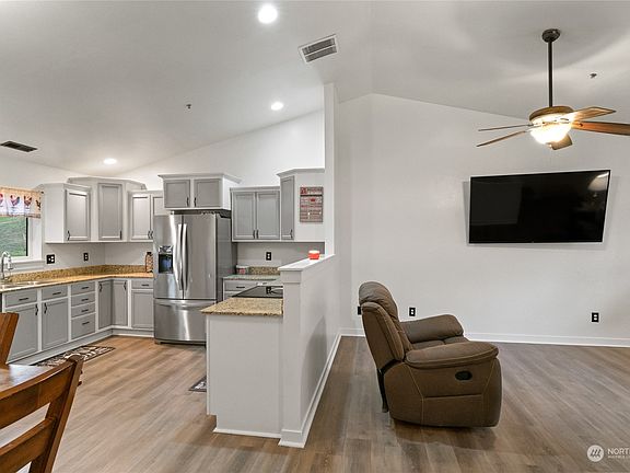 5th image of 2531 8th Street NE